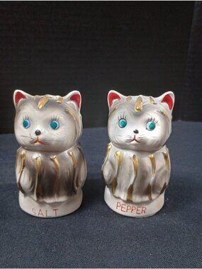 Vintage 1950s/60s TILSO Kitschy "Mewing" Kittens Salt and Pepper Shakers.  Hand